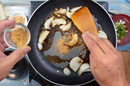 厨师把大石粉和米饭一起煮牛肉日本菜，烹饪陀螺的概念