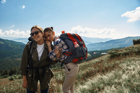 快乐的两个女孩是通过山质量旅行