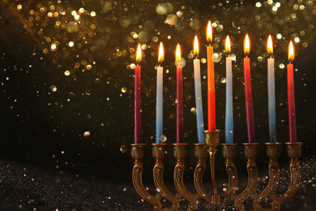 犹太节日光明节背景与米诺拉传统烛光和蜡烛的形象