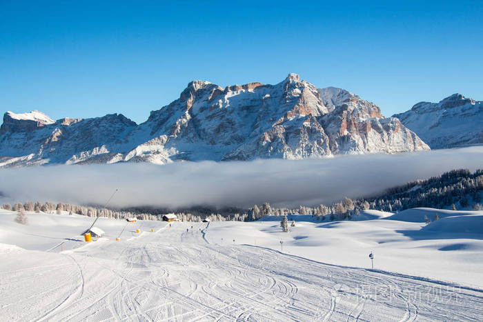 新鲜的装饰滑雪活塞与惊人的冬季景观在阿尔卑斯山白云石的晨景。 阿尔塔巴迪亚塞拉隆达。 意大利。 著名的滑雪胜地。