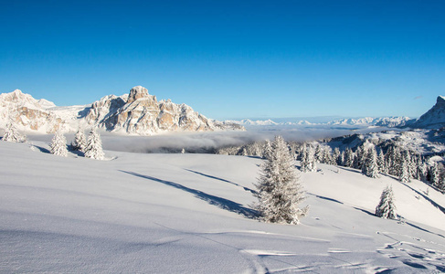 新鲜的装饰滑雪活塞与惊人的冬季景观在阿尔卑斯山白云石的晨景。 阿尔塔巴迪亚塞拉隆达。 意大利。 著名的滑雪胜地。