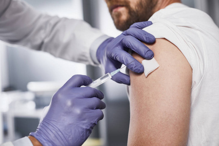 注射部位医生在医院内消毒注射部位照片