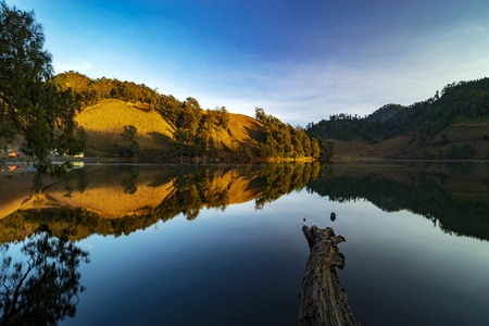 美丽的自然景观在湖边将充分反映在上午。兰努昆博洛湖塞默鲁山在东爪哇印度尼西亚。