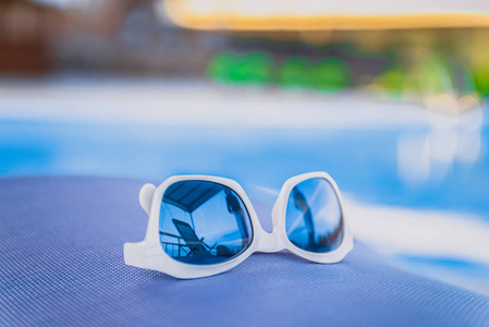 晴天靠近露天游泳池照片