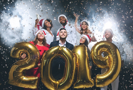朋友举行2019金气球在新年派对照片