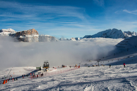 来自意大利白云石斜坡的冬季山景，令人惊叹的滑雪旋转木马