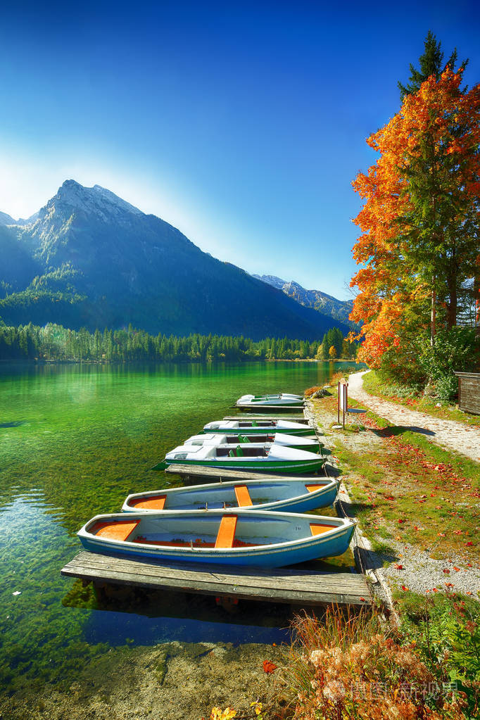 在腹地湖的奇妙的秋日湖上很少有船上面有蓝绿色的湖水地点度假胜地