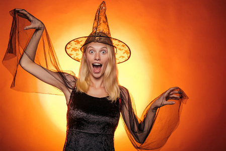 女巫在南瓜灯内飞图片