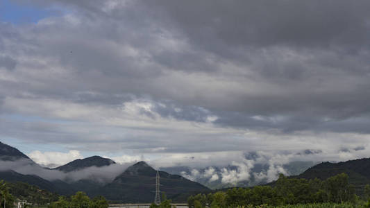 秋天在越南的山和云。