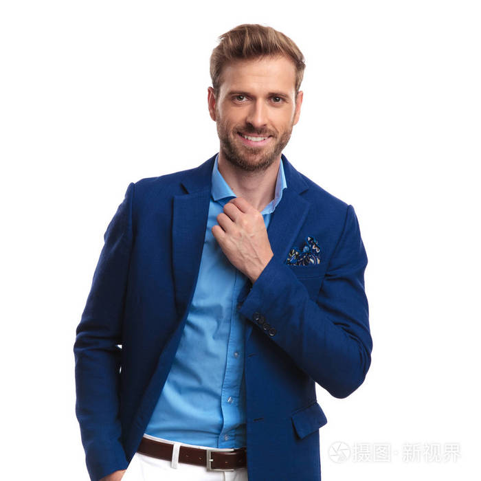 年轻的微笑聪明的休闲男子在白色背景上手插口袋固定衬衫