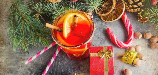传统的热托迪冬季饮料与香料配方。 健康的有机自制节日庆祝饮料玻璃。