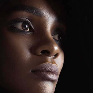 年轻漂亮的黑人女人,干净完美的皮肤化妆. 美人肖像照片