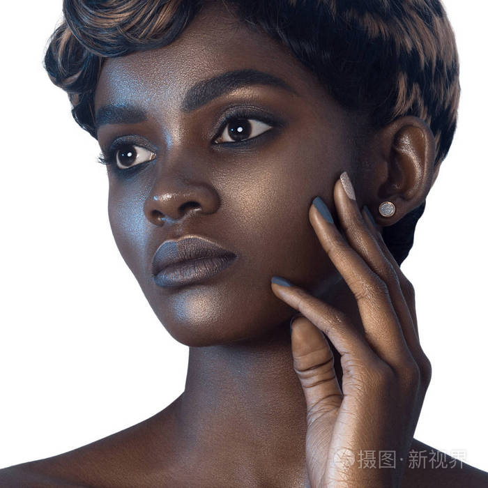 年轻漂亮的黑人女人干净完美的皮肤化妆美人肖像