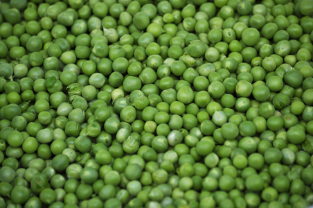 散落的剥开的幼嫩青豆粒图片