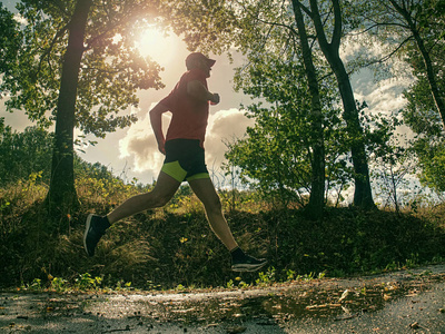 运动健身青年运动健身模式,在大自然中跌落湿路.照片