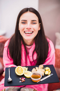 把生病的微笑的女人关起来，把食物和药品放在家里的桌子上