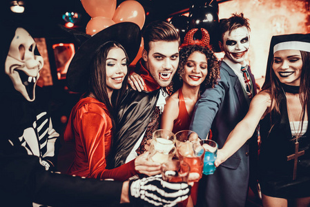 鸡尾酒派对的人图片