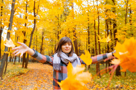 秋天森林的年轻妇女的肖像。褐发女郎妇女在秋季公园与时尚格子大衣和围巾