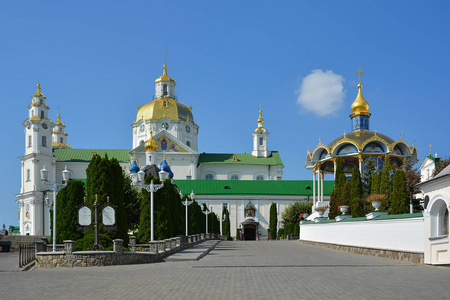 宗教建筑和夏季祭坛正统基督教大教堂与金色圆顶。 假设大教堂。 乌克兰的神圣宿舍PochayivLavra。