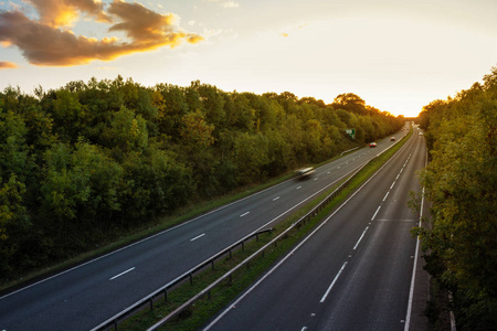 日落时的英国双行车道道路