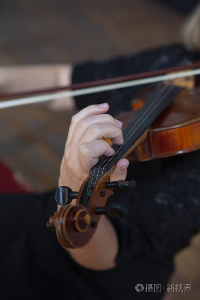 拉小提琴的女孩. 女孩和小提琴的手. 特写肖像