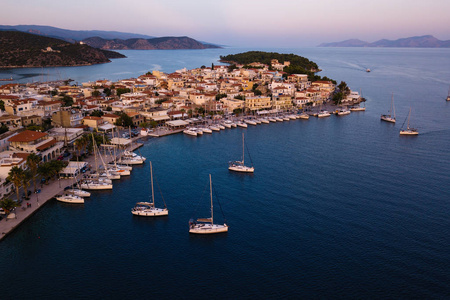 鸟瞰埃尔米奥尼码头在黄昏爱琴海希腊。