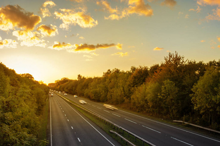 日落时的英国双行车道道路