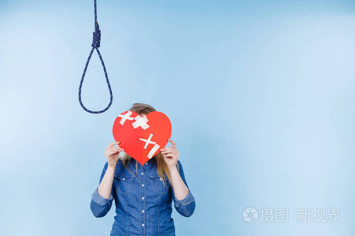 伤心沮丧的女人在心碎后想到自杀关系破裂问题抑郁概念