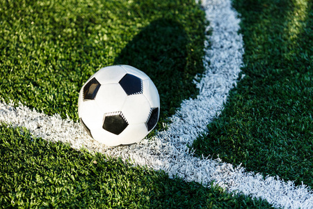 球场绿草上的古典黑白足球。 足球游戏训练爱好概念。 副本空间