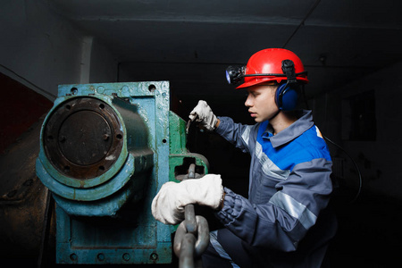 挖掘机维修图片