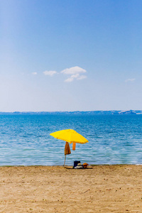 意大利波塞纳湖边海滩上的黄色伞