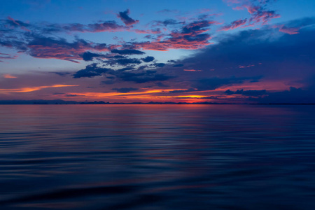 美丽的海景，日落后的天空，彩云和运动波进入黄昏。