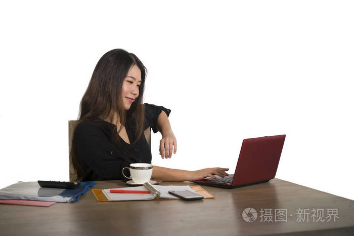 年轻,美丽,快乐,成功的亚洲女商人在办公室电脑桌轻松工作,微笑自信