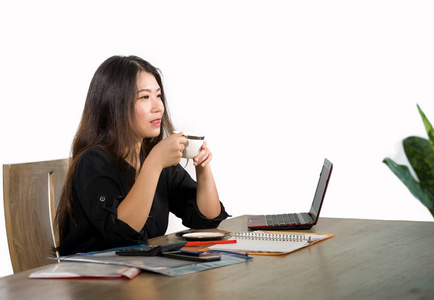 年轻,美丽,快乐,成功的亚洲女商人在办公室电脑桌轻松工作,微笑自信