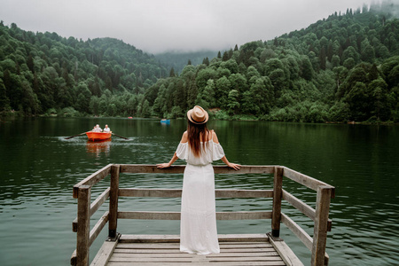 女人站在湖边图片