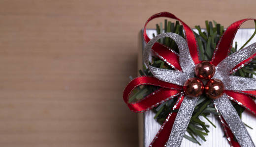 圣诞装饰品，可爱的盒子，礼物在木制背景和复制空间，以发送良好的感觉。