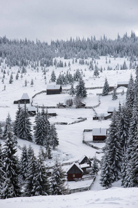 冬天的山村景观，白雪覆盖的房子