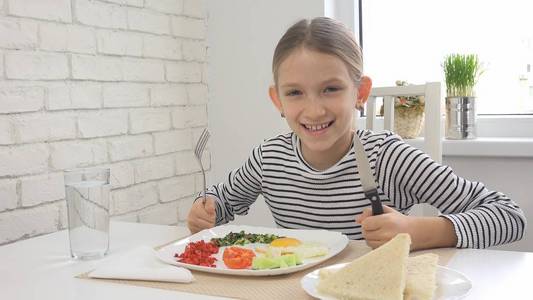 小孩吃早餐厨房小孩吃健康食品鸡蛋女孩蔬菜照片
