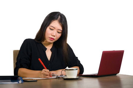 和忙碌的亚洲女商人的公司肖像集中在商业成功和企业家女性工作上照片