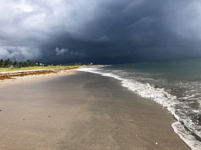 暴风雨带着乌云和毁灭滚到海滩上