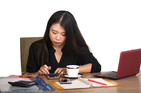 一位年轻美丽忙碌的亚洲商界女性在办公室电脑桌上工作，专注于成功理念和企业家女性工作。