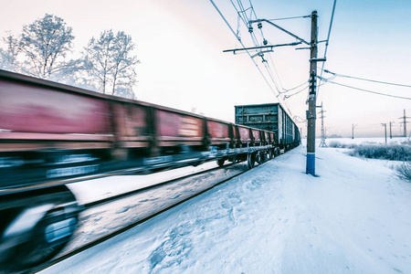 货运火车正沿着覆盖着雪的铁路行驶。