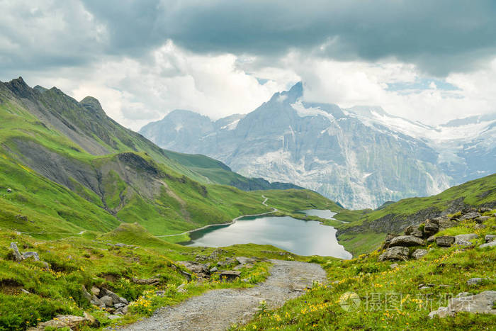 位于瑞士磨德尔瓦尔德附近的背景具有令人惊叹的高山景色的巴查尔湖