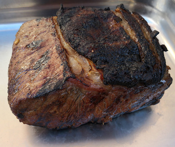 在烤架上用蜂蜜烧烤腌料煮熟的肉排和猪肉肚