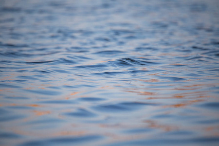 一个美丽的水面靠近河流. 有一些反射的波浪. 里加·拉特维亚.照片
