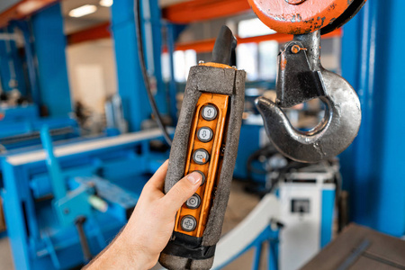 工人们在仓库里调整机器.通风和排水沟的生产.钣金工具和折弯设备.