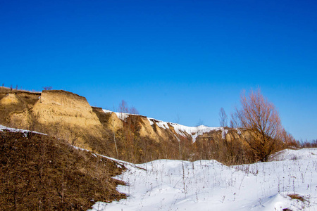 冬季景观。 覆盖着雪的沙质岩石