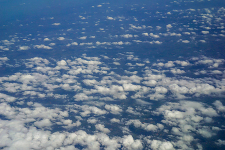 天空和云彩以及在飞机窗户上看到的景色