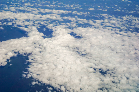 天空和云彩以及在飞机窗户上看到的景色