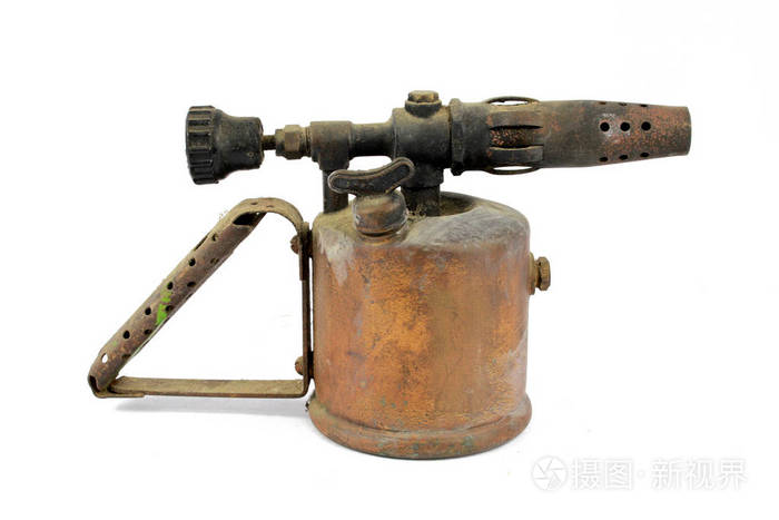 白色背景上的老式黄铜喷火器火焰喷射器